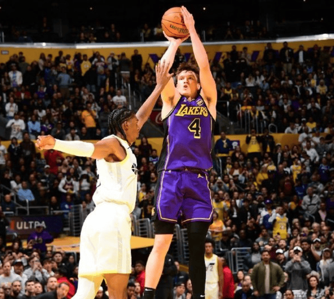 浓眉哥复出首战，爆发新星状态火爆，魔术成为焦点！