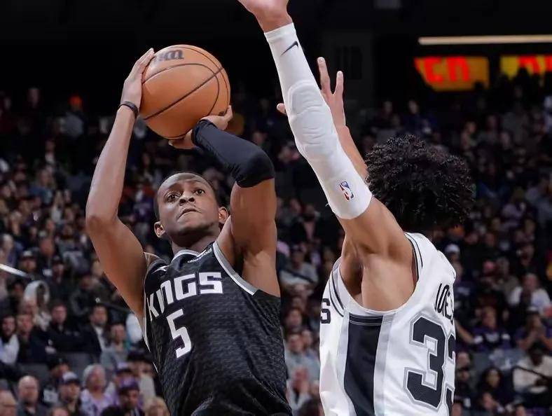 魔术复出首战,76人状态火爆,詹姆斯成为焦点! 魔术复出首战,76人状态火爆,詹姆斯成为焦点!